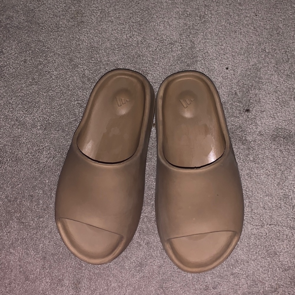 Women coffee ash Yeezy slides